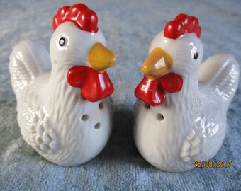 Un charmant ensemble de sel et poivre vintage en porcelaine « Poulet », fabriqué en France