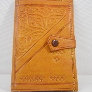 A Gorgeous Vintage Fashionable Leather Purse / Wallet