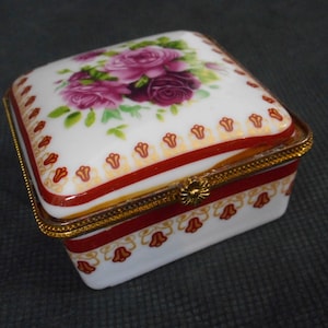 Preciosa caja de baratijas/joyero de porcelana francesa vintage
