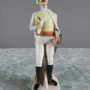 A Superb Vintage Porcelain Figurine/Statue of an &#39;Officier des Chasseurs&#39;, Made in France