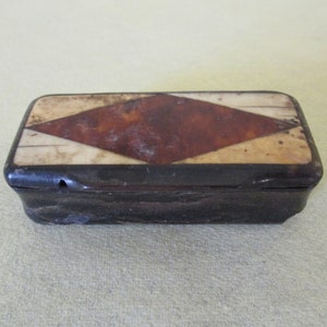 Una bella scatola di madreperla antica / vintage e una scatola di tabacco da fiuto / pillola in legno, made in France