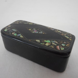 A Lovely Antique French snuff box / Pill Box /