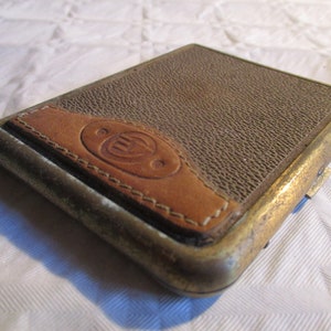 Un magnifique étui à cigarettes ancien/vintage en laiton et en cuir fabriqué en France