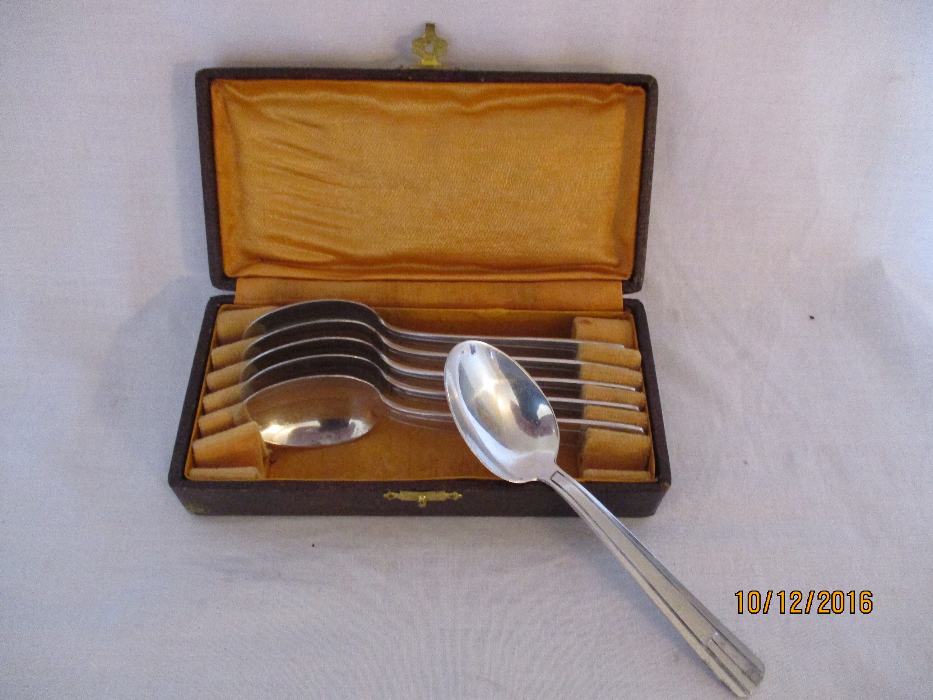Uno splendido set di sei cucchiai da dessert/cucchiaini da tè vintage placcati in argento in una scatola di presentazione, prodotto in Francia