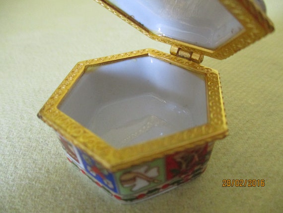 A Lovely Vintage French  Porcelain Trinket Box / … - image 7