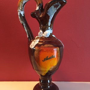 Une belle cruche de service à vin/eau en majolique vintage d&#39;Antibes, France