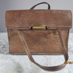 Un superbe sac cartable/sac à bandoulière/porte-documents/mallette en cuir et laiton vintage, fabriqué en France