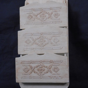 Un encantador estante de letras de madera vintage hecho a mano, hecho en Francia