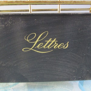Un encantador estante para cartas/periódicos/diarios de cuero y latón vintage hecho a mano, hecho en Francia