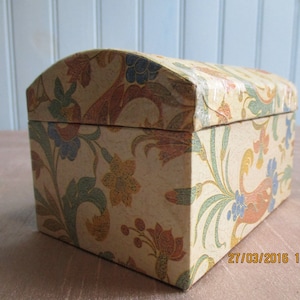 Un encantador cartón vintage fuerte, caja de almacenamiento de joyas hecha a mano / caja de joyas / caja de baratijas, caja Momento hecha en Francia