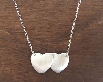 Dubbele hart herinnering ketting, zilveren hart gepersonaliseerde datum ketting, Memorial hart ketting, miskraam herinnering ketting