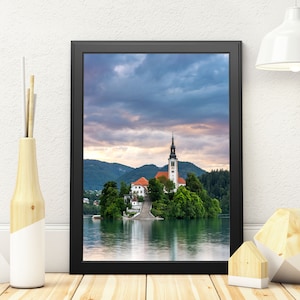 Druck der Kirche am See auf der Insel Slowenien Alpenlandschaft Reise Fine Art Foto Leinwand gerahmt ungerahmt Wandbehang Dekor Kunst Schloss