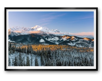 Impression du paysage d’hiver des Montagnes des Tatras au lever du soleil. Fine Art Photo Encadré / Accrochage mural non encadré. Accueil Décor Nature Photographie en plein air