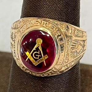 Vintage 10k Yellow Gold Ruby Masonic Master Mason Signet Ring - Size 8.75