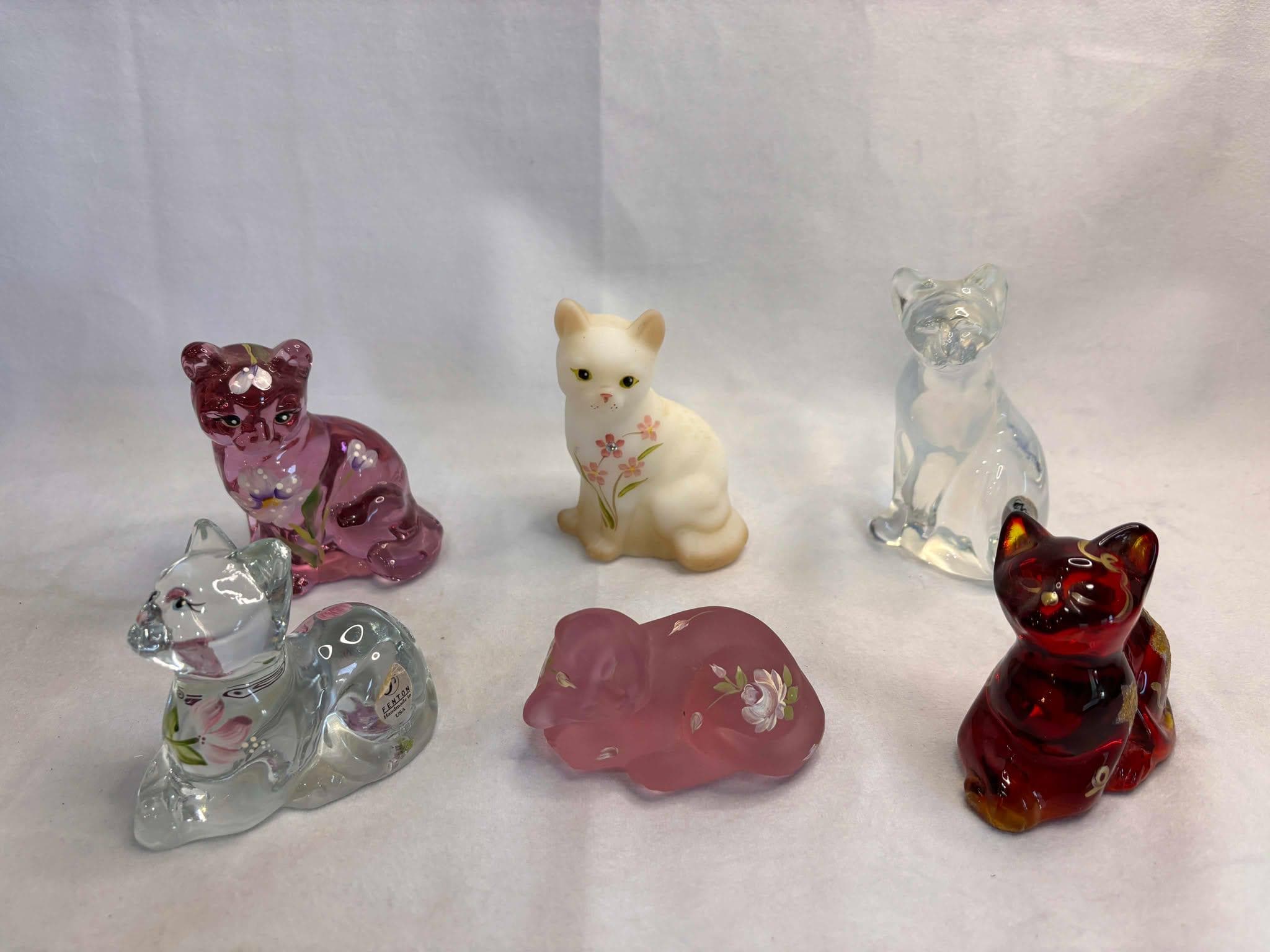 【希少品】FENTON CAT フェントン ガラス 置物　ワインレッド Vintage Fenton Hand Painted Floral Pink Satin Art Glass Cat