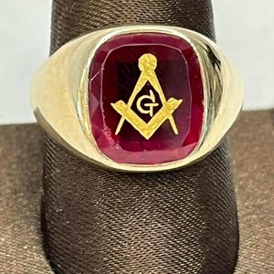 Vintage 10k Yellow Gold Ruby Masonic Mason's Signet Ring - Size 11.75