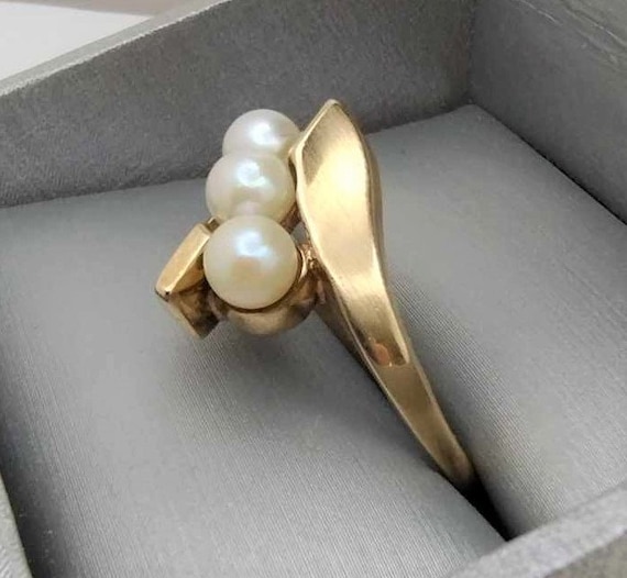 Vintage Three Pearl Ring 10K Yellow Gold Size 9 1… - image 3