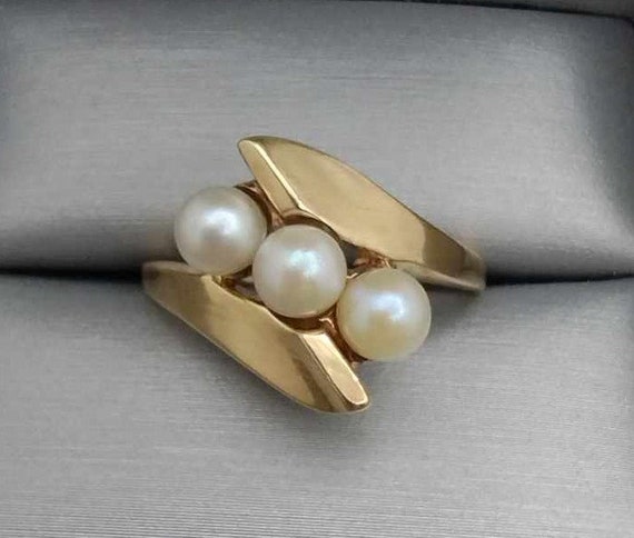 Vintage Three Pearl Ring 10K Yellow Gold Size 9 1… - image 1