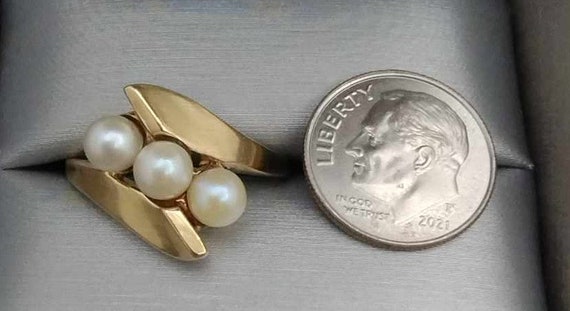 Vintage Three Pearl Ring 10K Yellow Gold Size 9 1… - image 2