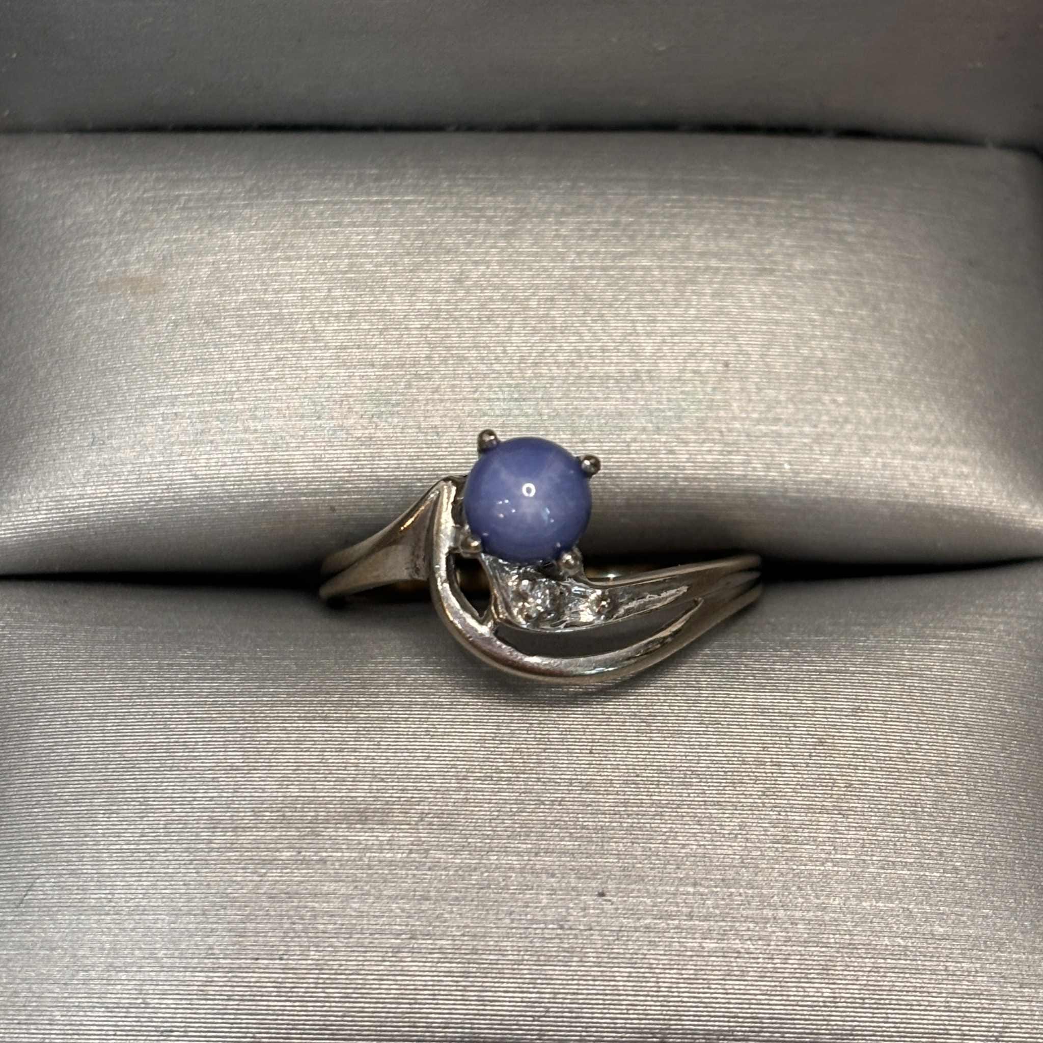 Unique 10kt White Gold Blue Star Sapphire Ring Size 7