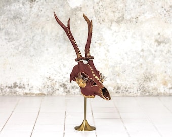 Crâne de chevreuil, rouge, marron et or avec cristal de quartz et strass dorés, fabriqué à la main, pour une décoration gothique sombre et opulente