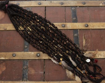 Lot de 10 longues dreads bohèmes marron foncé au crochet, décorées d'enveloppes, de perles et de plumes ; Dreads temporaires, demi-tête de rastas