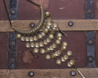 Collier bohème sombre avec cristaux de quartz fumés bruts, pendentifs en bronze, éléments pendants, bijoux sombres, fait main, avec chaîne en bronze