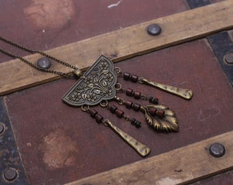 Collier bohème sombre avec pierre d'améthyste brute, pendentifs en bronze, éléments pendants, bijoux sombres, fait main, avec chaîne en bronze fournie