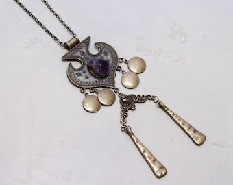 Collier bohème sombre avec pierre d'améthyste brute, pendentifs en bronze, éléments pendants, bijoux sombres, fait main, avec chaîne en bronze fournie