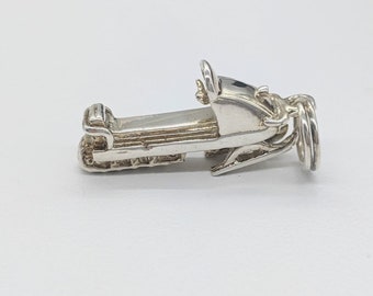 Urok skutera śnieżnego, biżuteria zimowa, zawieszki, srebrne zawieszki, biżuteria sportowa, skuter śnieżny, biżuteria skutera śnieżnego, zimowy urok, zimowe zawieszki