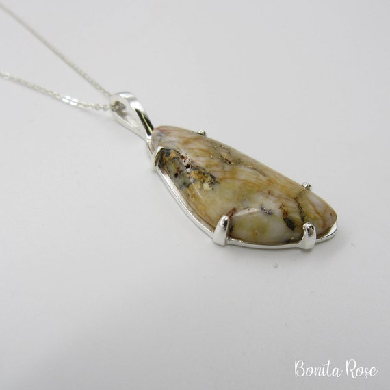 Large Quartz Pendant Inclusion Natural Gold Vein - Gold Large Quartz Pendant Large Quartz Pendant Inclusion Natural Gold Vein - Gold Large Quartz Pendant