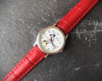 Montre à quartz Disney vintage pour femmes // Avec Minnie Mouse Watch Face Design // Et bracelet en cuir véritable