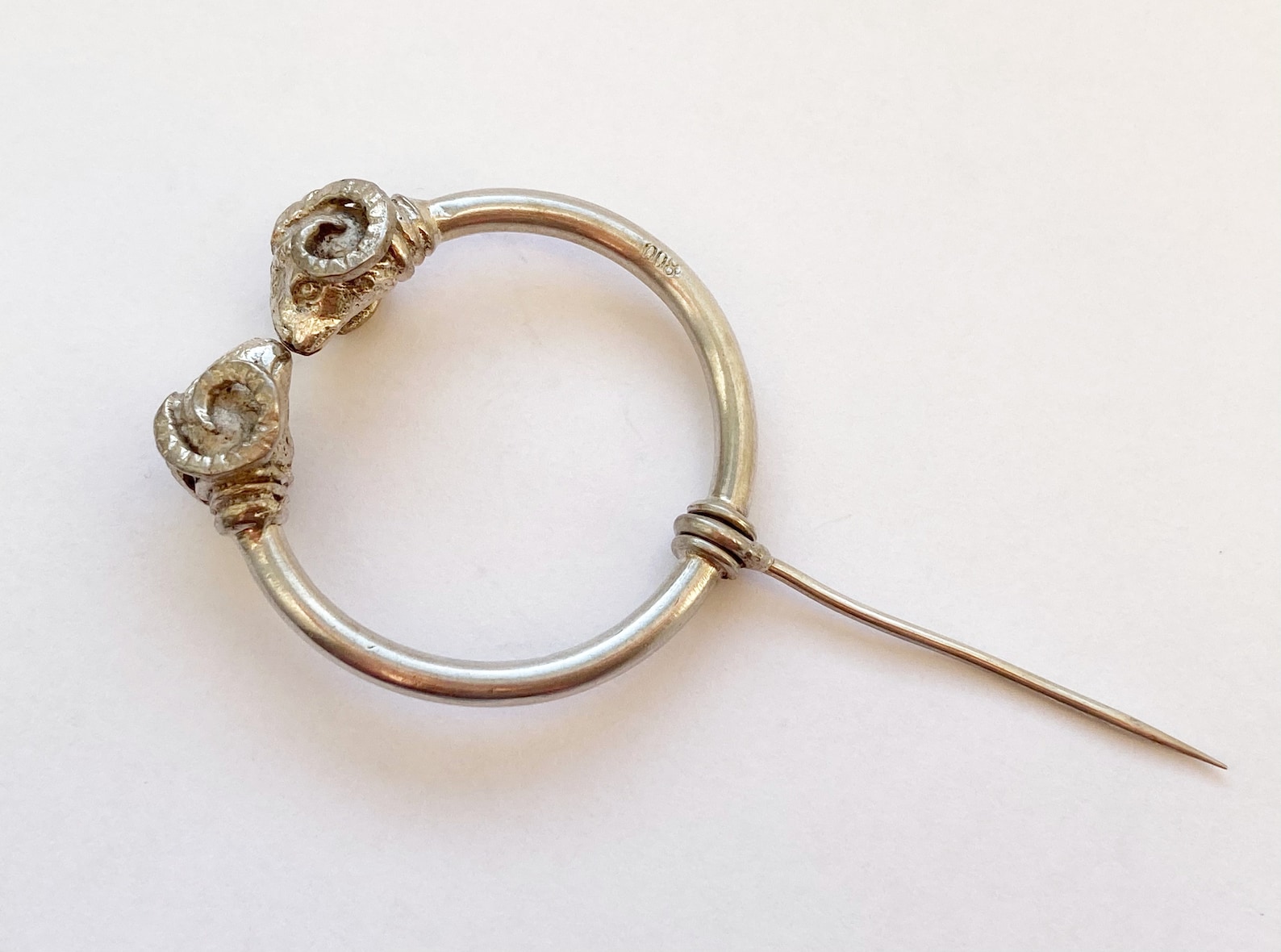 Ancienne broche penannulaire victorienne à tête de bélier / épingle de