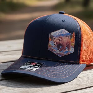 Casquette camionneur Wildlife Bear - écusson en similicuir Richardson 112, devant bleu marine en résille orange, cadeau pour les amoureux de la nature