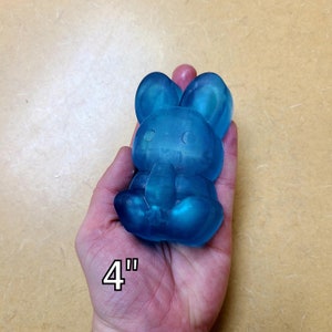 Silikon- oder Kunststoffform Hase isst eine Karotte, Silikonform, Badebombenform, Seifenform, Hasenform, Resinform, Hasenform, Schokoladenhasen, Cake Pop