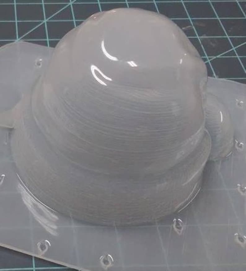 Op de afbeelding: Transparante kunststof mal voor het maken van een koepelvormig hars project.