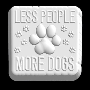 Puede incluir: Un objeto decorativo blanco, de forma cuadrada, con el texto "LESS PEOPLE MORE DOGS" en relieve. El diseño incluye una gran huella de pata y varias huellas de pata más pequeñas, todas en blanco. El objeto tiene un efecto 3D.