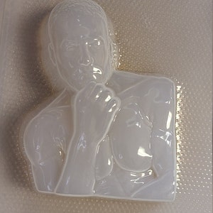 Puede incluir: Molde de pl&aacute;stico blanco de un busto de persona, la persona est&aacute; en una pose pensativa con la mano en la barbilla.