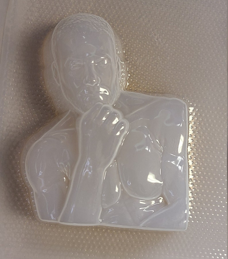 Puede incluir: Molde de pl&aacute;stico blanco de un busto de persona, la persona est&aacute; en una pose pensativa con la mano en la barbilla.