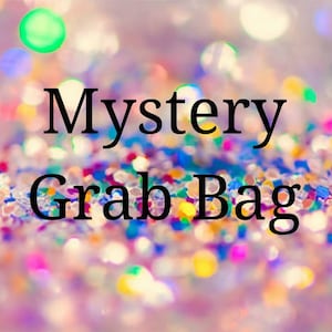 Peut inclure: Un fond coloré et scintillant avec le texte "Mystery Grab Bag" en noir.