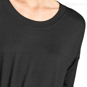 Puede incluir: Una camiseta negra de manga larga con cuello redondo.
