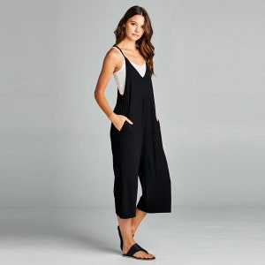 Women&#39;s Solid Spaghetti Strap V Neck Loose Fit Capri Length Jumpsuit