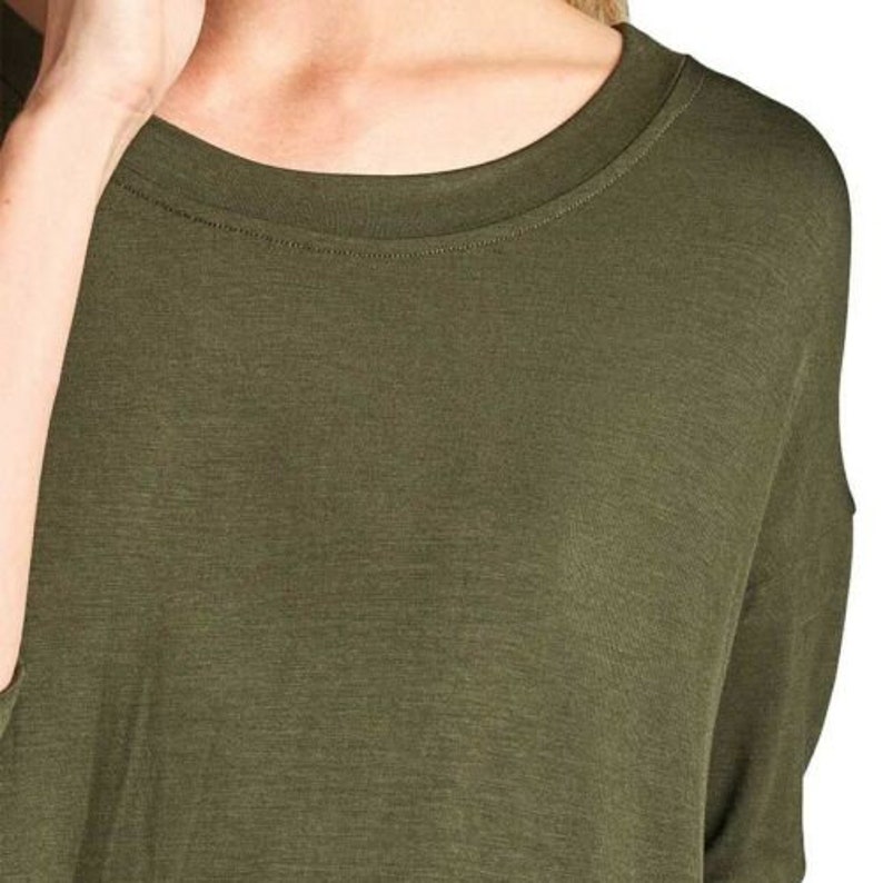 Puede incluir: Una camiseta informal de manga larga, de color verde oliva, con cuello redondo.