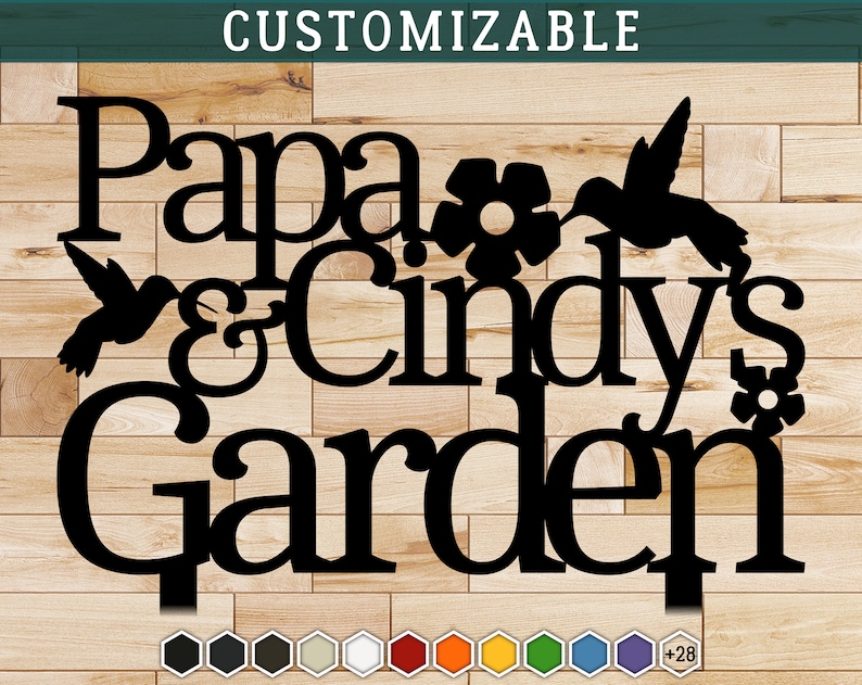 Puede incluir: Letrero de metal negro con el texto "Papa & Cindy's Garden" con dos colibr&iacute;es y flores. El letrero es personalizable con una variedad de colores.