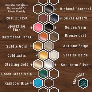 Puede incluir: Una tabla de colores de pintura con nombres como Rust Bucket, Sparkling Pink, Hammered Cedar, Subtle Gold, Goldtastic, Sterling Gold, Green Green Vein y Rainbow Blue. Los colores se muestran en un patr&oacute;n de panal. El texto "Colors Marked Are Recommended For Interior Use Only" est&aacute; en la parte superior de la tabla. El texto "Metallics" est&aacute; en la parte inferior de la tabla.