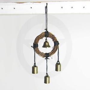 Hangende heksenbel met kleine krans, 4 bellen en zwart touw - handgemaakt - Wicca Pagan magische deurbescherming altaarreiniging wandhanger