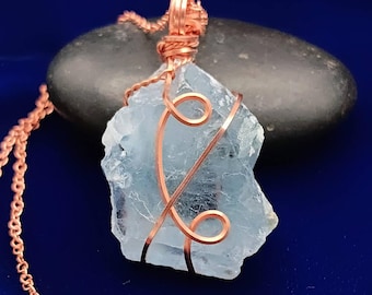 Celestit Anhänger, Roher Himmelblauer Celestit Anhänger, umwickelt aus Kupferdraht • Spiritueller Heilung Schmuck • Hals Chakra Geschenk