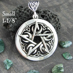 Puede incluir: Colgante de plata con un pentagrama con un intrincado diseño de nudos celtas. El colgante tiene un diámetro de 1-1/8 pulgadas.