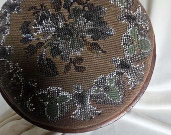 Banqueta antiga vitoriana com contas, 28 cm, com detalhes florais em contas de vidro, estilo pufe redondo, decoração inglesa do século XIX, estilo cottagecore.