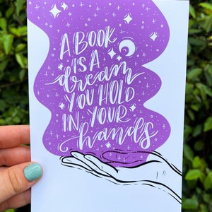 Spruch "A Book Is A Dream You Hold in Your Hands" - 5x7 Buchkunstdruck